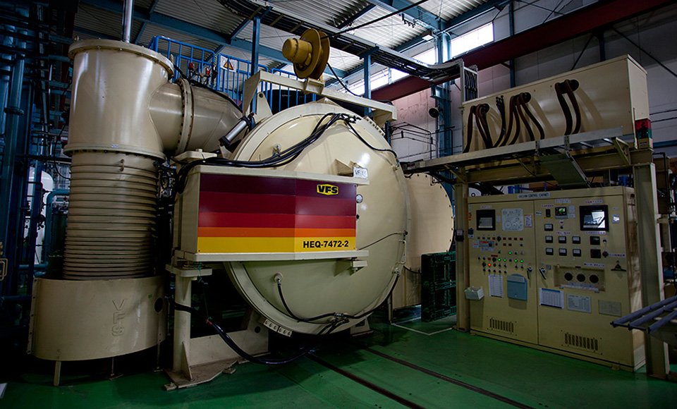 加圧冷却式　高真空　大型熱処理炉（全周冷却） / 有効加熱帯：W1200×H1200×L1500 / 真空での焼入れ-焼き戻し、各種熱処理や真空ろう付接合など