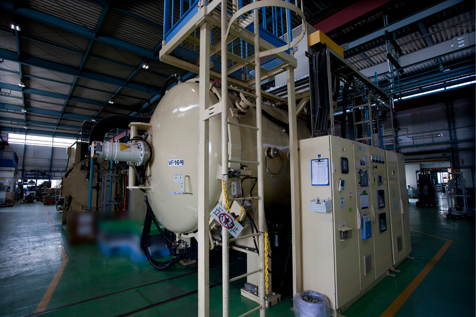 加圧冷却式　高真空　熱処理炉（上下冷却） / W900×H900×L1200 / 真空での焼入れ-焼き戻し、各種熱処理や真空ろう付接合など