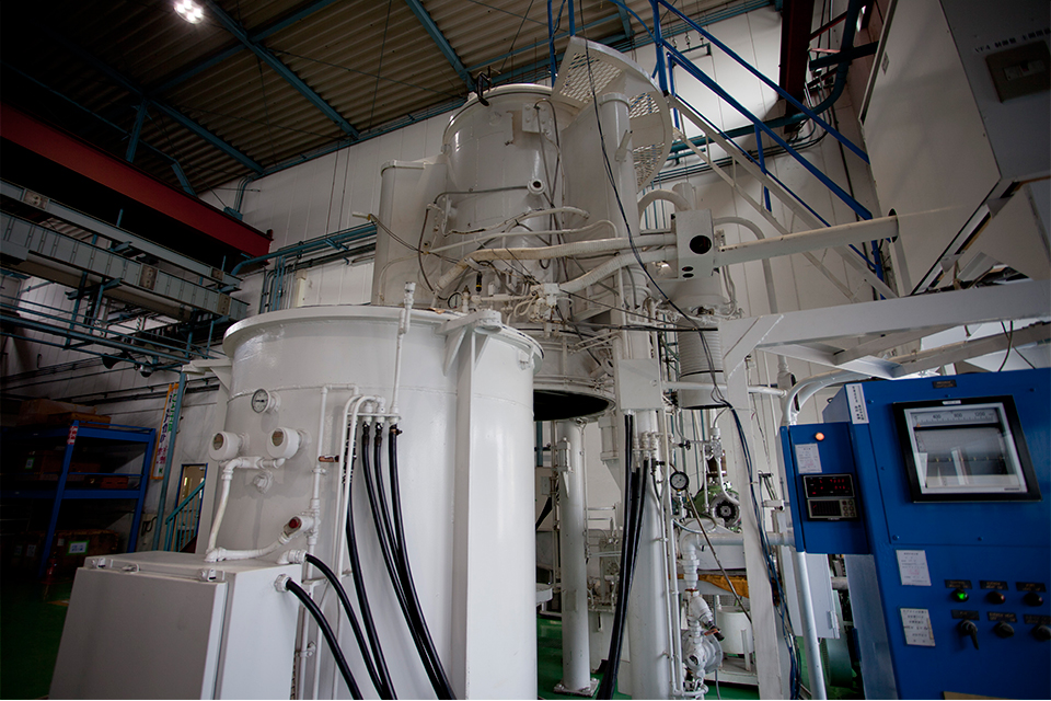 真空水冷(油冷)炉 / φ450×H600 / 国内では珍しい2層式真空炉で冷却媒体に水や油の使用が可能。ガス冷却では望めない高速冷却が可能
