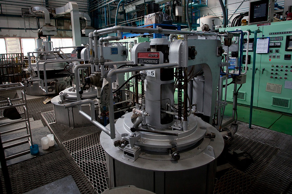 ガス窒化処理炉 / 最大φ1000×H1900 / ステンレス鋼へも対応した部分硬化も可能な特殊なガス窒化を行っています。